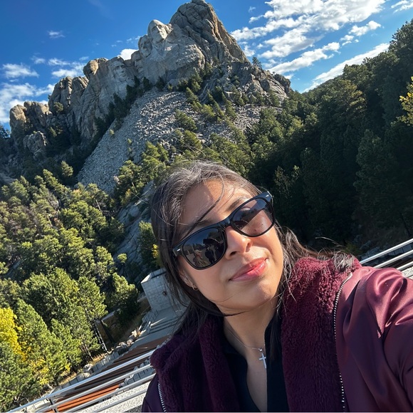 Meet your Posher, Adriana - Picture 2 of 2